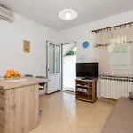 1 Bedroom Amazing Apartment In Kampor