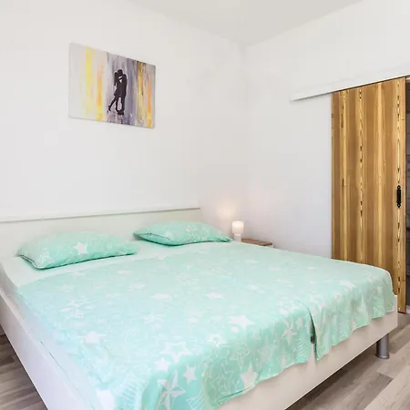 Front In Apartman
